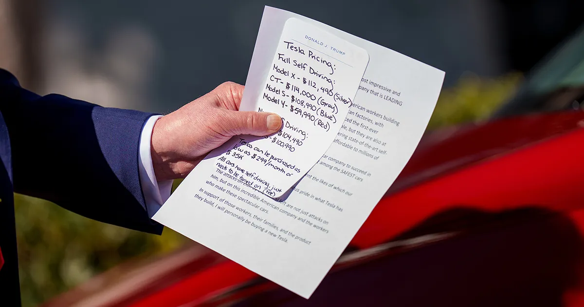 Trump Préparait un Discours pour Vendre des Tesla : Un Photographe a Immortalisé le Moment