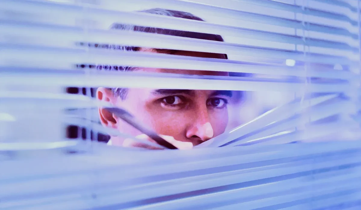 Un Avenir Sous Surveillance : L'IA Transforme les Patrons en Souverains Omniprésents