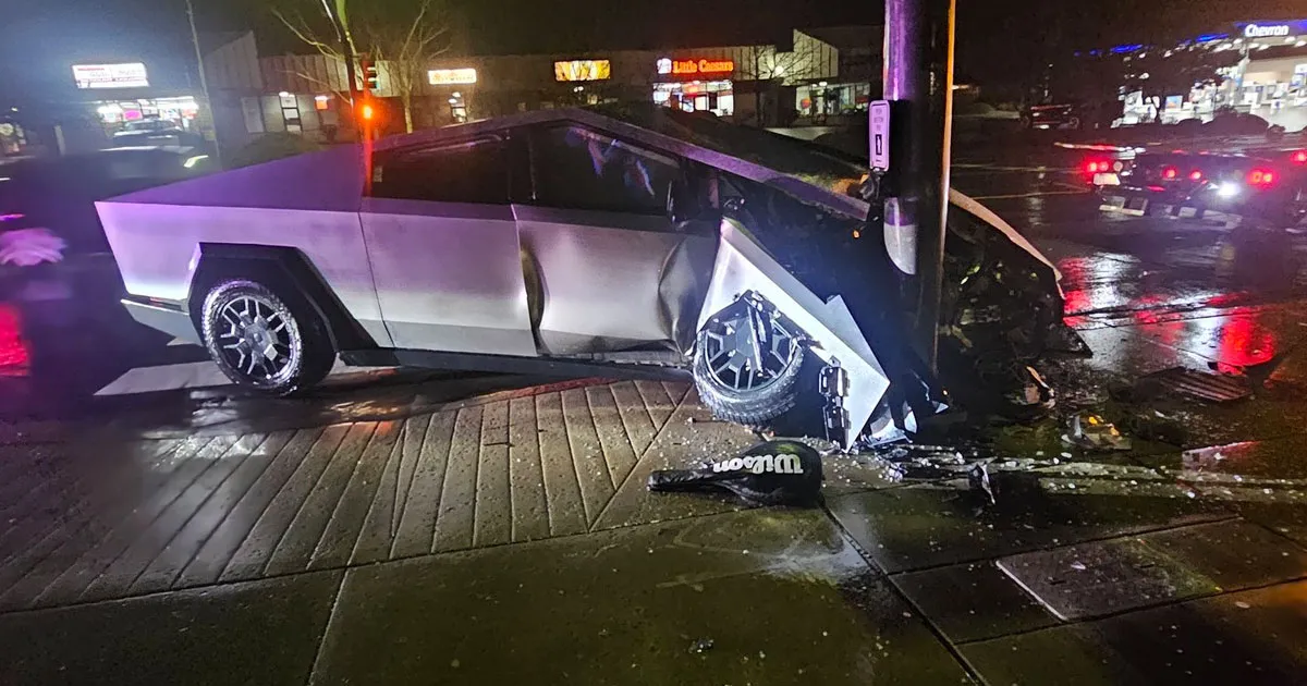 Un Conducteur de Tesla Avertit : Son Cybertruck se Détruit en Mode 'Conduite Autonome'.