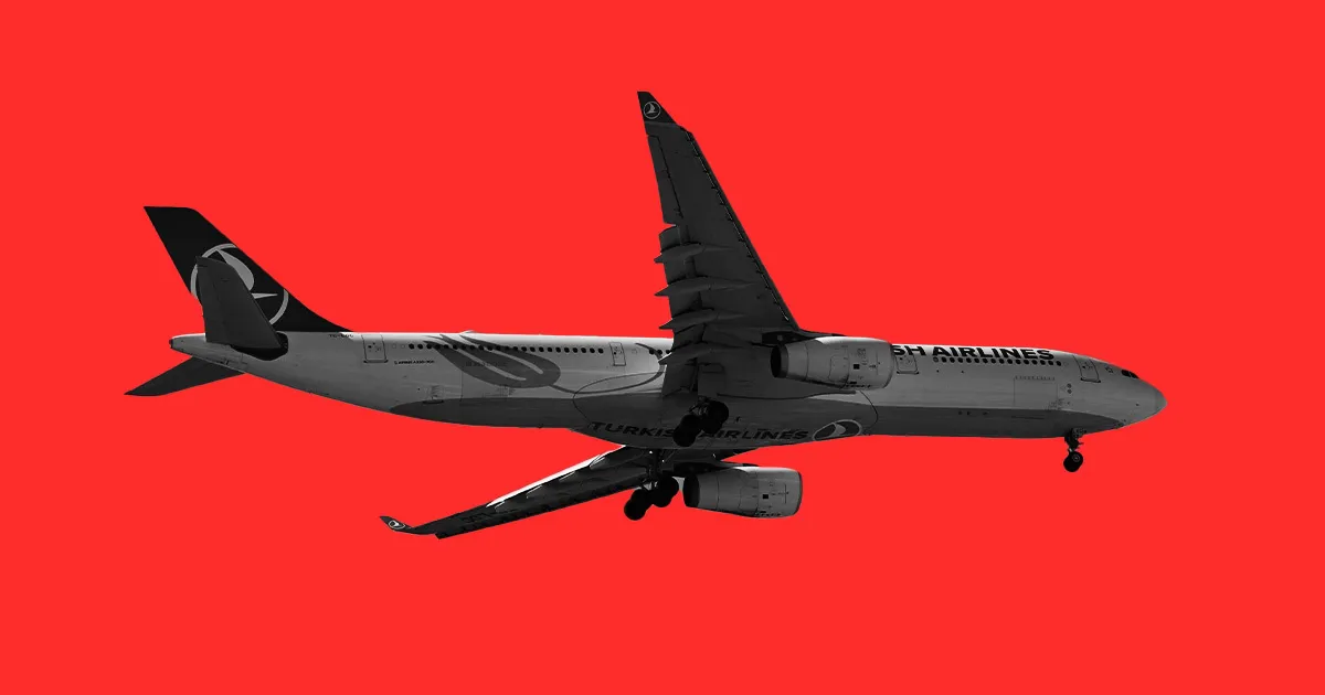 Un Pilote de Ligne Commerciale S'effondre en Vol, Nécessitant un Atterrissage d'Urgence à New York.