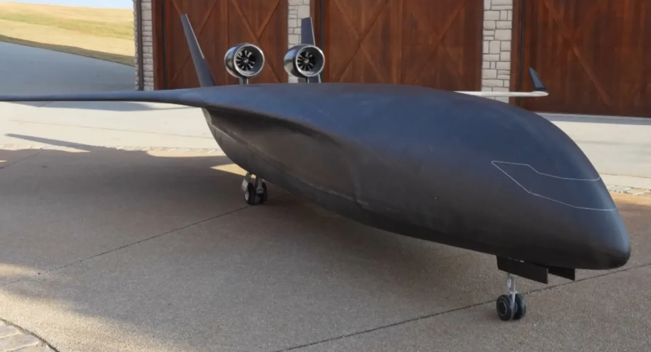 Un YouTuber conçoit le prototype d'un avion à aile fusionnée le plus grand du monde.