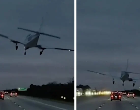 Un avion américain atterrit d'urgence sur une autoroute encombrée après une défaillance moteur.