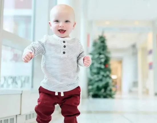 Un bébé traité par la première thérapie CRISPR personnalisée marche désormais.