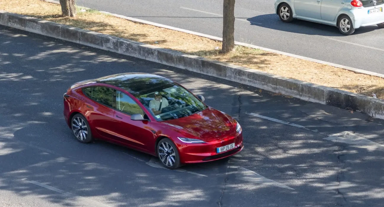 Un journaliste témoigne : Le nouveau modèle de Tesla en conduite autonome, un changement révolutionnaire