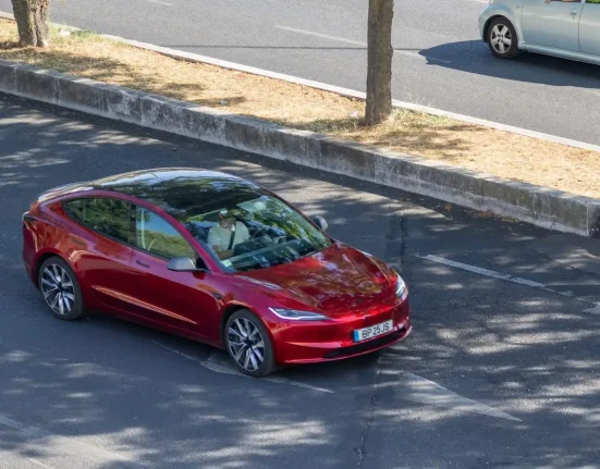 Un journaliste témoigne : Le nouveau modèle de Tesla en conduite autonome, un changement révolutionnaire
