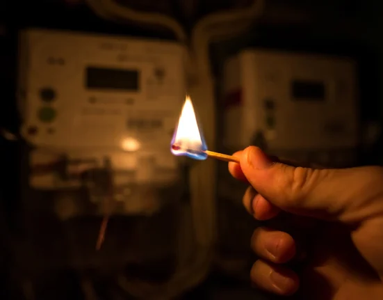 Un propriétaire adopte une astuce innovante pour surmonter une panne de courant de quartier : "Je veux absolument que tout le monde essaie cela".