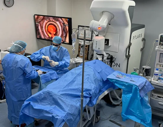 Un robot de précision micrométrique réalise la première chirurgie de la cataracte au monde