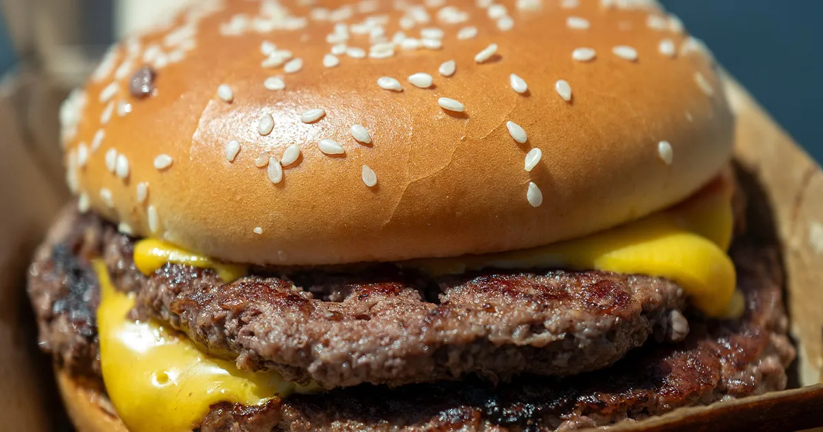 Une Épidémie Mortelle Liée aux Hamburgers de McDonald's : Un Décès et Des Malades en Nombre