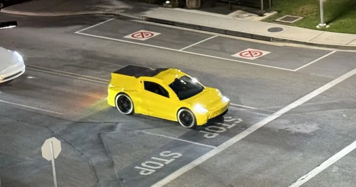 Une Image Énigmatique d'un Véhicule Jaune pourrrait Révéler le Nouveau Projet Secret de Tesla
