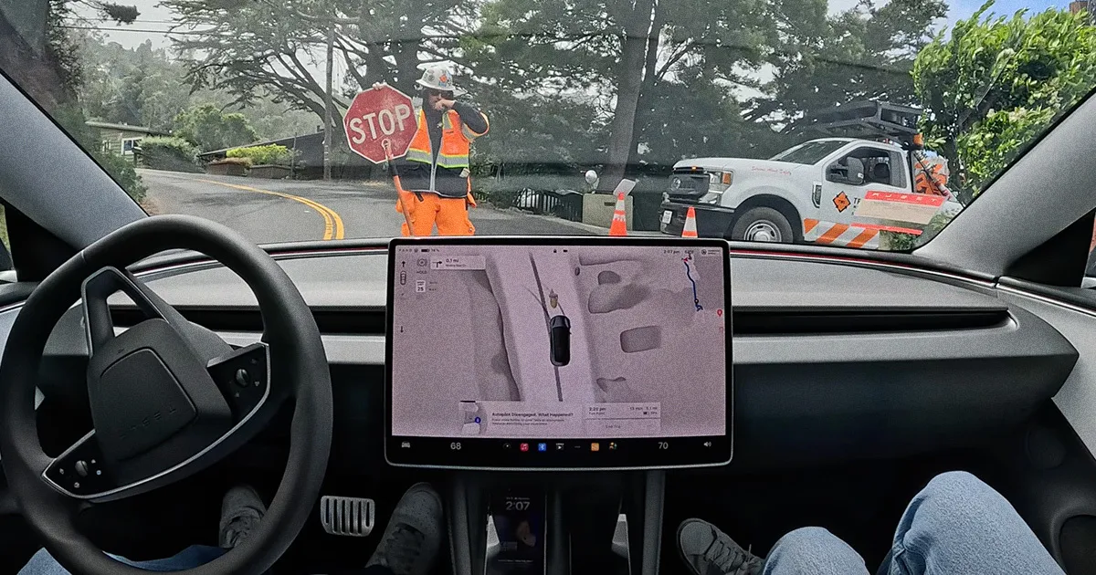 Une Tesla Autonome Face à l'Énigme d'un Ouvrier du BTP Régulant le Trafic