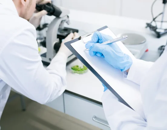 Une avancée scientifique majeure pourrait transformer le sort des vieux plastiques : "Bien plus efficace".