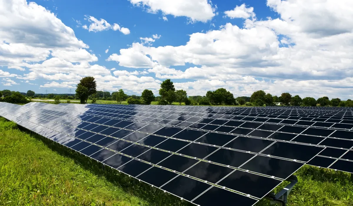 Une commune américaine refuse des panneaux solaires, craignant qu'ils "aspirent toute l'énergie du soleil".