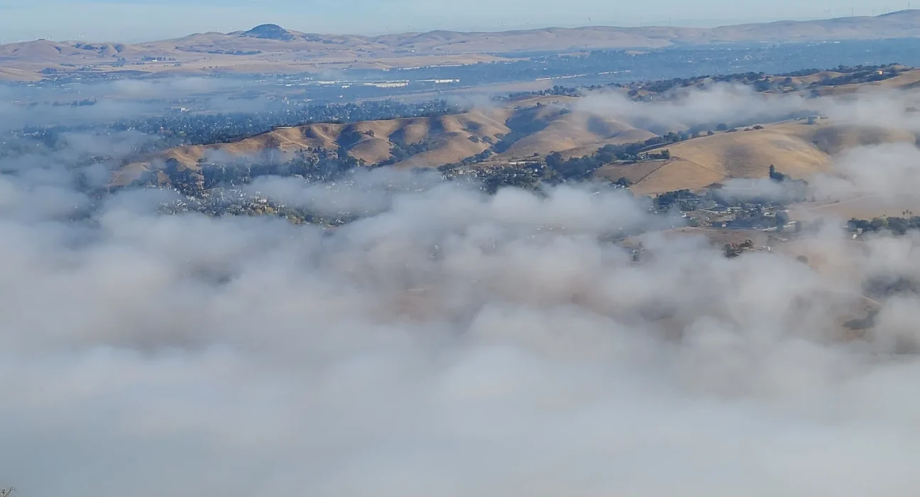 Une grande ville américaine bat un record vieux de 103 ans à cause d'un phénomène de brouillard 'Tule' : des conditions dangereuses à prévoir.