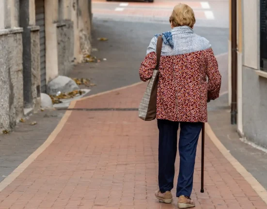 Une nouvelle étude met en lumière un facteur négligé augmentant le risque de fragilité : 'Nécessite une attention urgente'.