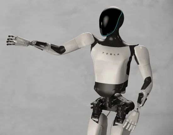 Une nouvelle vidéo du robot Optimus de Tesla suscite des interrogations après des mouvements troublants : 'On dirait un … désastre'.