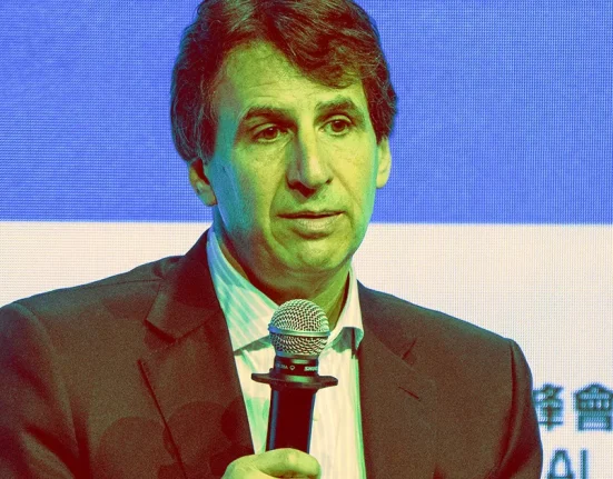 Une société de capital-investissement sous le feu des critiques pour avoir acquis des polices d'assurance-vie sur des personnes âgées en vue de tirer profit de leur décès.