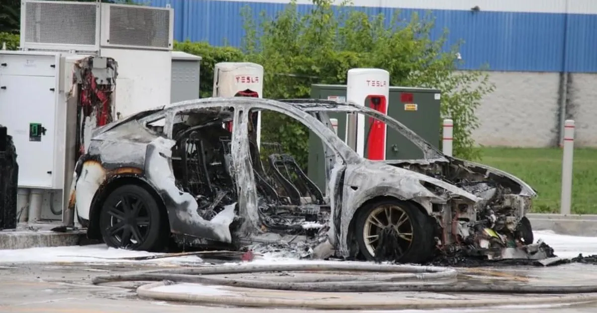 Véhicule Tesla réduit en cendres à une station de Supercharger
