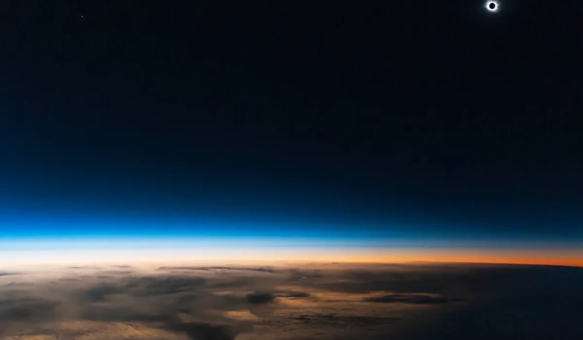 Vue Éblouissante d'une Éclipse Solaire depuis la Stratosphère