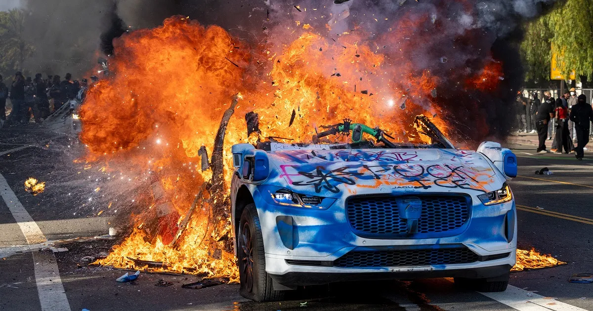 Waymo suspend son service à Los Angeles après une série d’incendies visant ses robotaxis