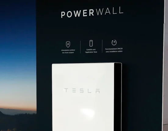 Avis francs des propriétaires de Tesla Powerwall : Un propriétaire envisage une mise à niveau pour éviter des tracas futurs.