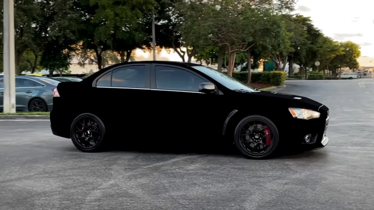 Cette Voiture Ultra-Noire Ressemble à une Silhouette Mystérieuse.