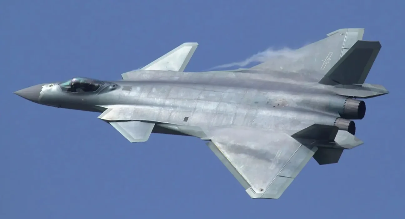 China Renforce le Chasseur J-20 avec Nouvelles Technologies Radar, Moteurs et IA