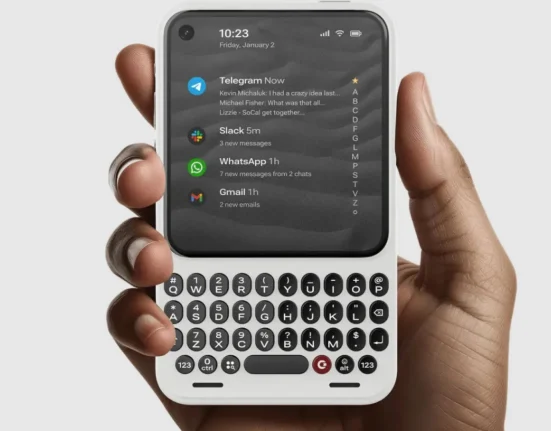 Clicks dévoile un smartphone équipé d'un clavier BlackBerry destiné aux utilisateurs professionnels.