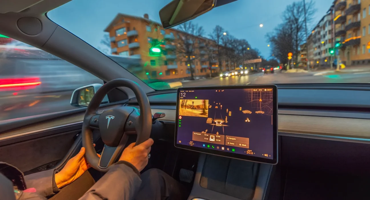 Conducteur partage son avis sincère sur la dernière technologie de conduite autonome de Tesla : 'Je ne veux pas surveiller ma voiture pendant qu'elle roule'