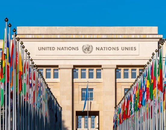 Création d'une force internationale pour empêcher l'IA de menacer la planète : 'La société s'oriente vers cette réalité'.