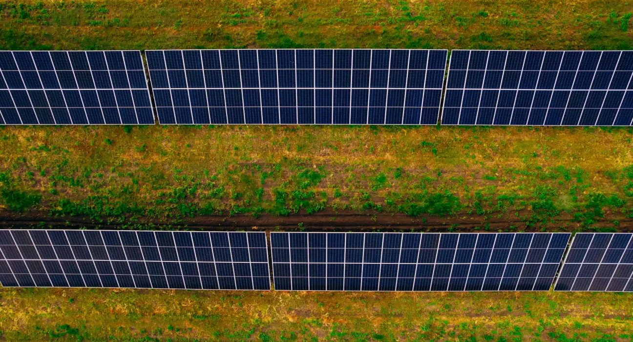 « Découverte révolutionnaire : l'association panneaux solaires et cultures dans les déserts ouvre de nouvelles perspectives »