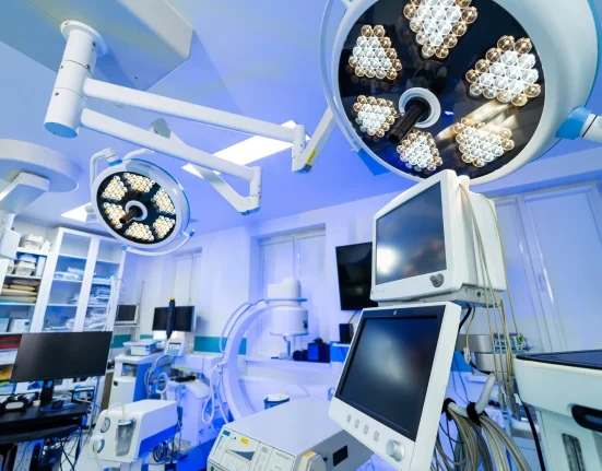 Des chercheurs révèlent des enjeux préoccupants concernant des dispositifs médicaux couramment utilisés : une analyse des matériaux s'impose