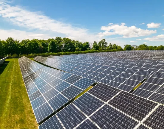 Des chercheurs révèlent une technologie révolutionnaire pour transformer l'énergie solaire : « Une avancée déterminante pour l'avenir ».