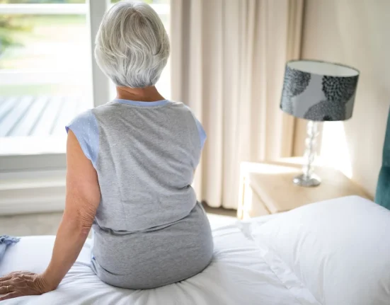 Des chercheurs tirent la sonnette d'alarme : un facteur négligé pourrait précipiter la maladie d'Alzheimer.