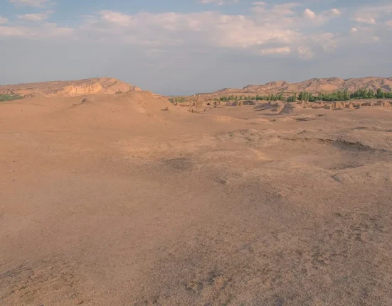 Des images aériennes dévoilent le projet chinois recouvrant le désert : 'Sableux et presque stérile'