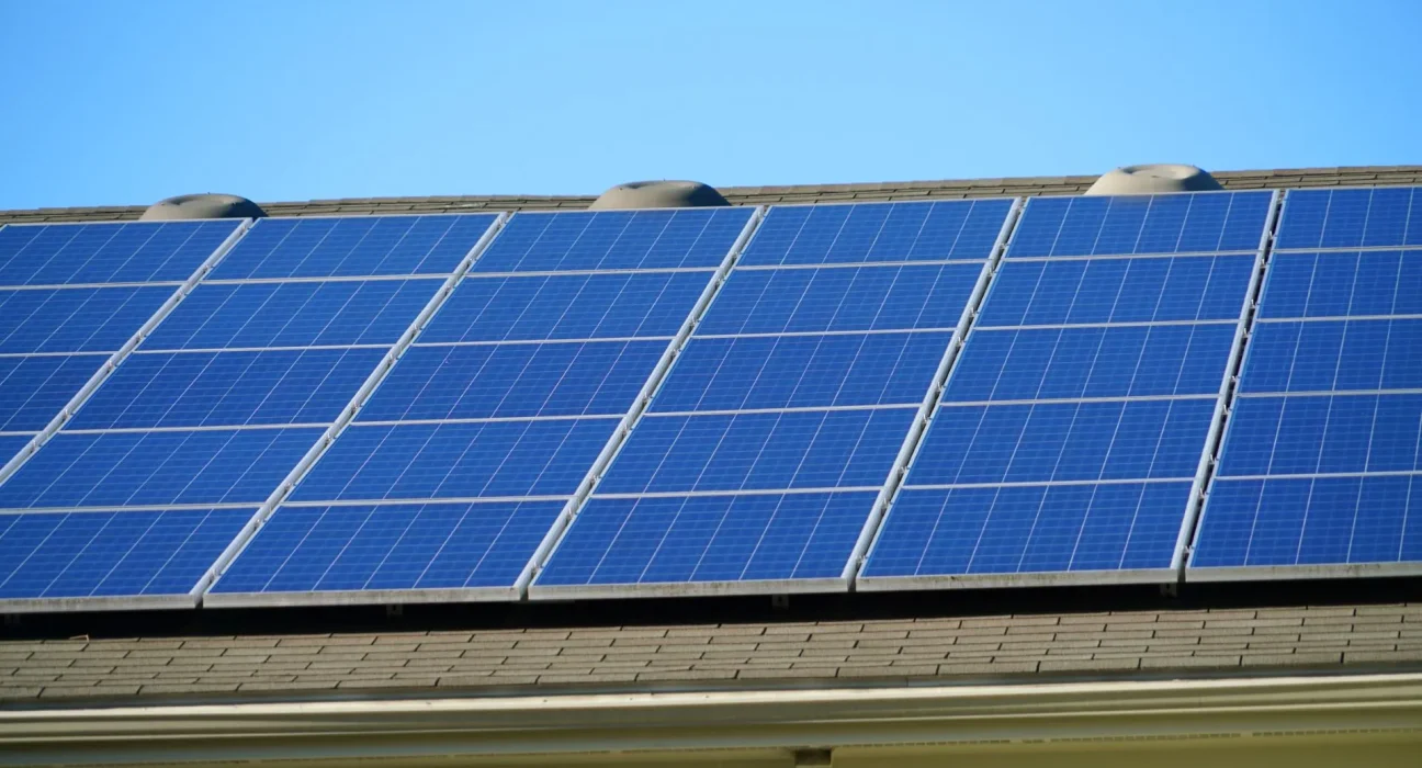 Des panneaux solaires plug-and-play : une économie de 97 % par rapport aux systèmes traditionnels pour autonomiser les familles.