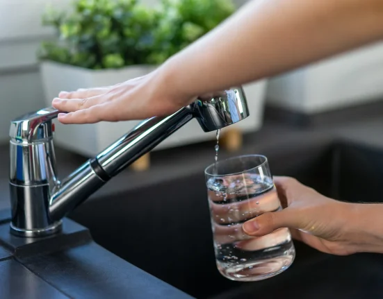 Des scientifiques révèlent un danger préoccupant dans l'eau potable : 'Peut altérer la fonction intestinale et hépatique'.