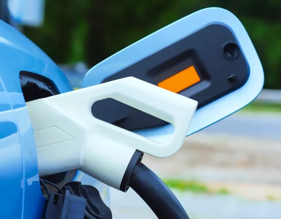 Des scientifiques révolutionnent la technologie pour faciliter la recharge des VE : un pas vers la commodité.