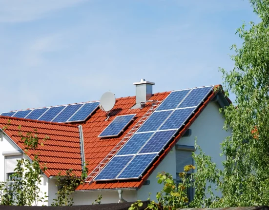 « Électricien expert perturbé par le mythe des panneaux solaires : 'Je n’en peux plus d'entendre les mêmes absurdités' »