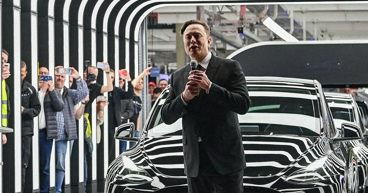 Elon Musk Éblouit avec des Pas de Danse Enthousiastes lors de l'Inauguration de la Gigafactory Tesla.