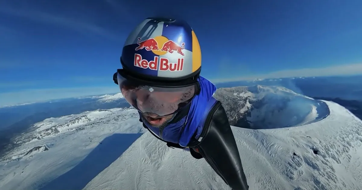 Homme en Wingsuit S'envole dans la Bouche d'un Volcan Actif