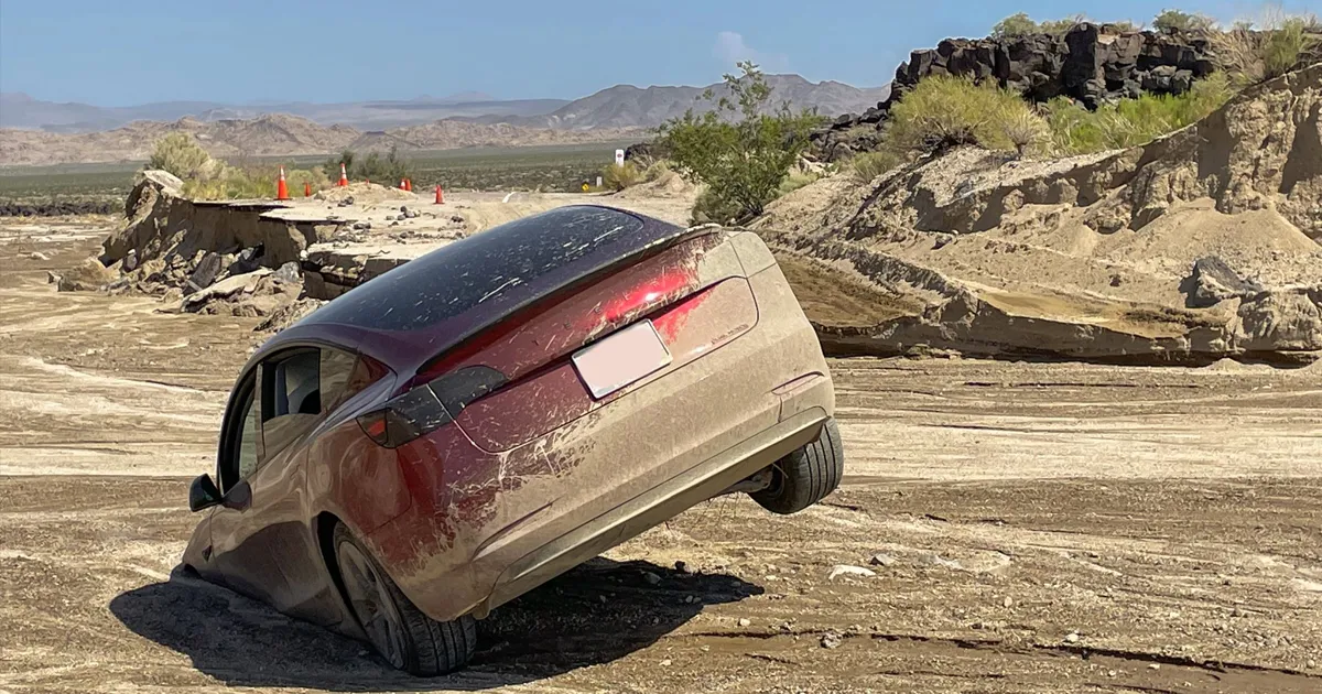 Incroyable : Une Tesla engloutie par les eaux d'une inondation.