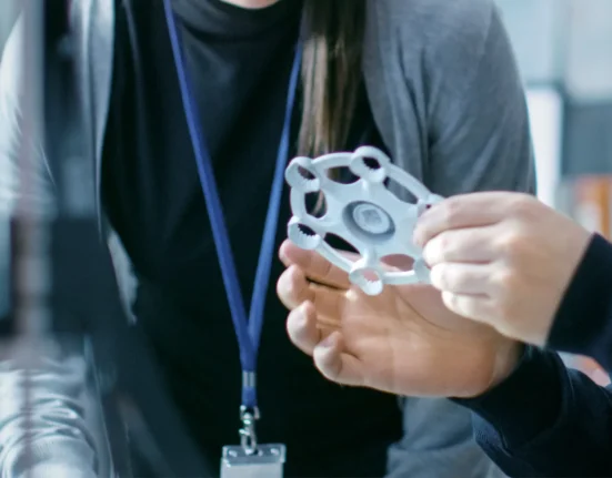 Ingénieurs émerveillés par la découverte d'un métal imprimé en 3D aux résistances inédites : 'Cela ouvre de nouvelles perspectives'