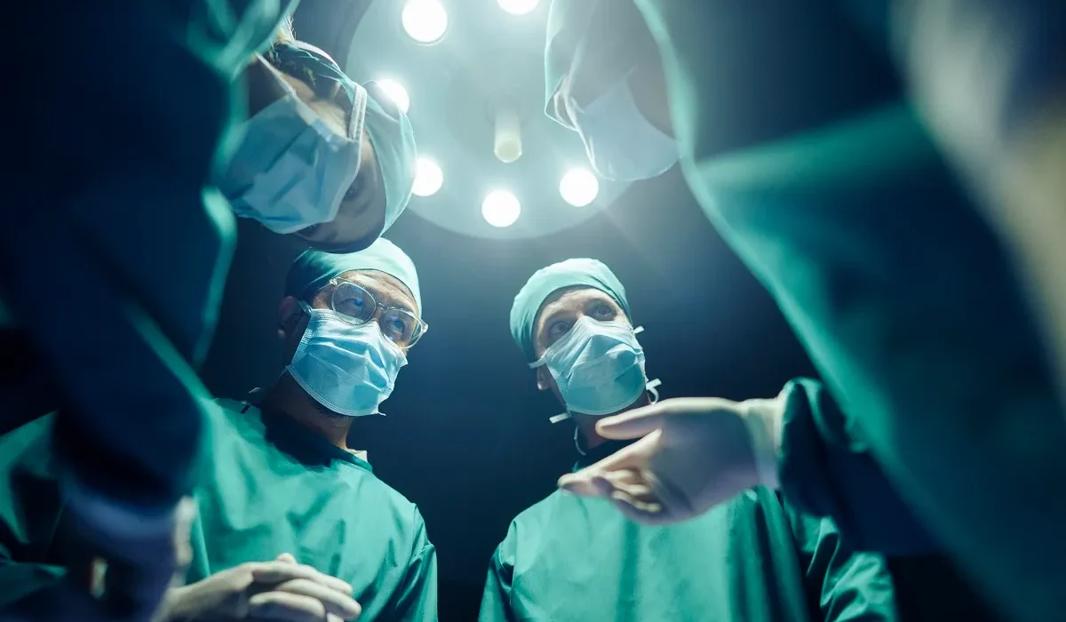 Intervention Médicale Controversée : Retrait Non Autorisé d'un Implant Cérébral
