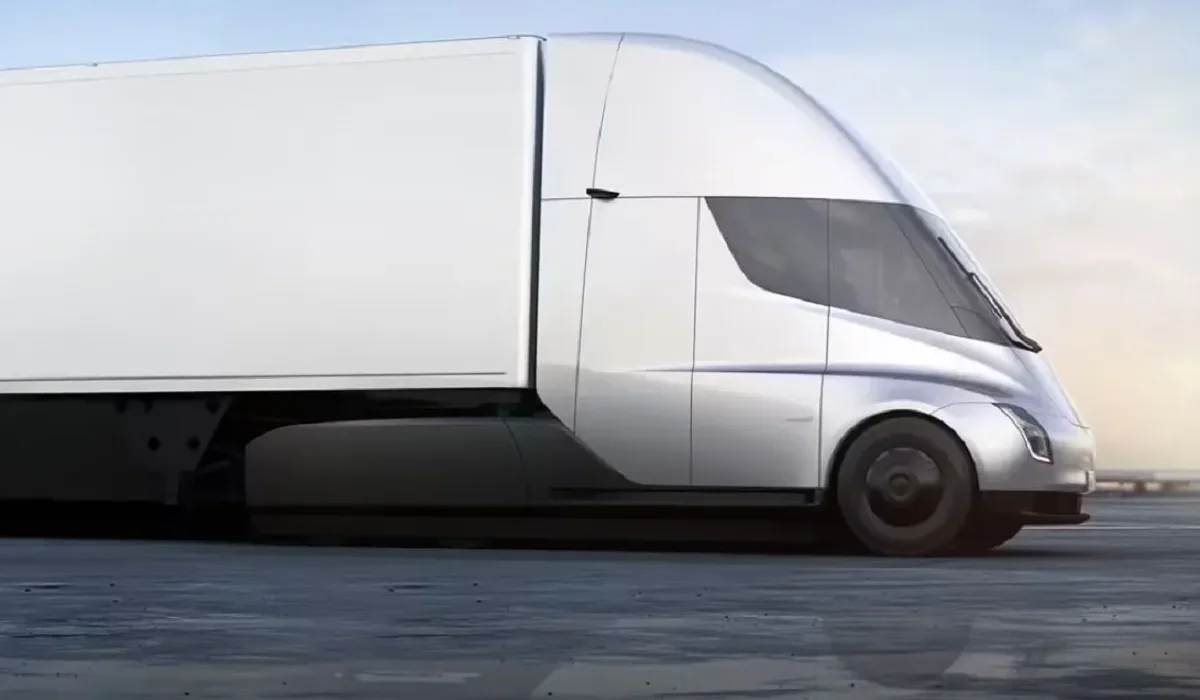 Le Tesla Semi Prend la Route sur Autoroute Publique