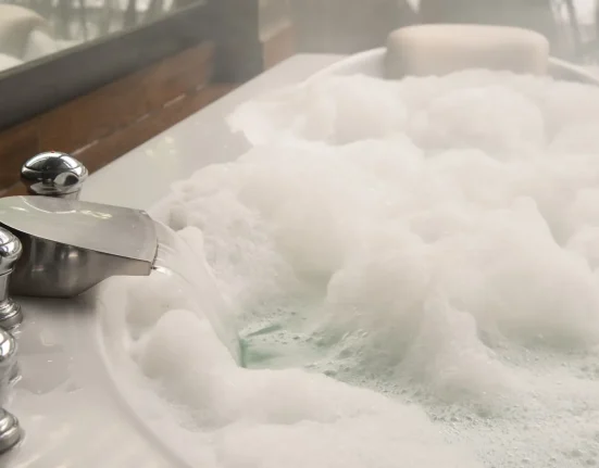 Le premier chauffe-eau intelligent au monde : réduisez vos factures d'énergie et évitez les douches froides grâce à cette technologie futuriste.