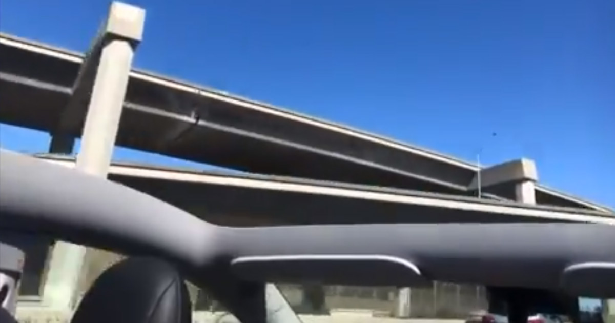 Le toit de la Tesla s'envole sur le chemin du retour du concessionnaire