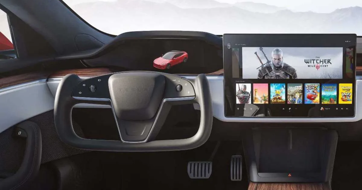 « Les Régulateurs Américains Incertains sur la Conformité du Nouveau Volant Innovant de Tesla »