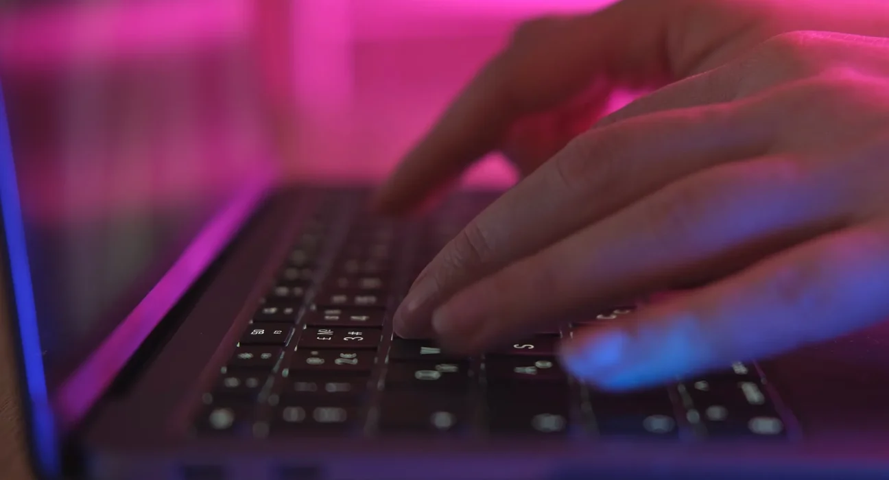 Les experts tirent la sonnette d'alarme sur l'effondrement numérique de la réalité : 'La motivation à rechercher la vérité s'évapore'