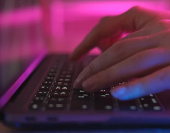 Les experts tirent la sonnette d'alarme sur l'effondrement numérique de la réalité : 'La motivation à rechercher la vérité s'évapore'