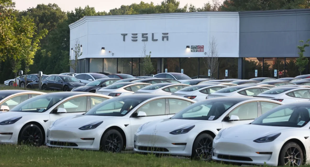 Les régulateurs américains prolongent le délai accordé à Tesla dans l’enquête de sécurité sur la conduite entièrement autonome (FSD)